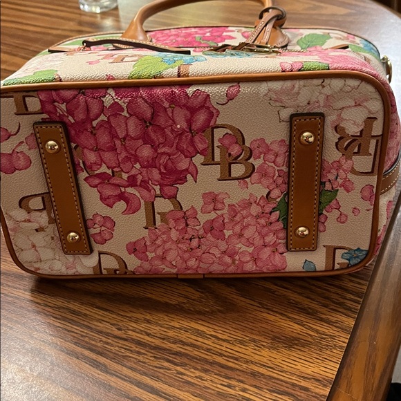 Dooney and Bourke *RARE* Hydrangea print tote. New with out tags - Picture 3 of 12